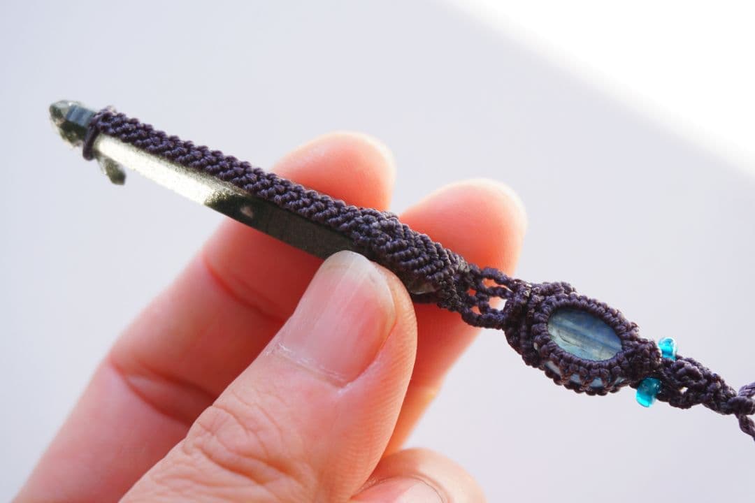 《P.》クリスタルポイント&カイヤナイト　マクラメネックレス