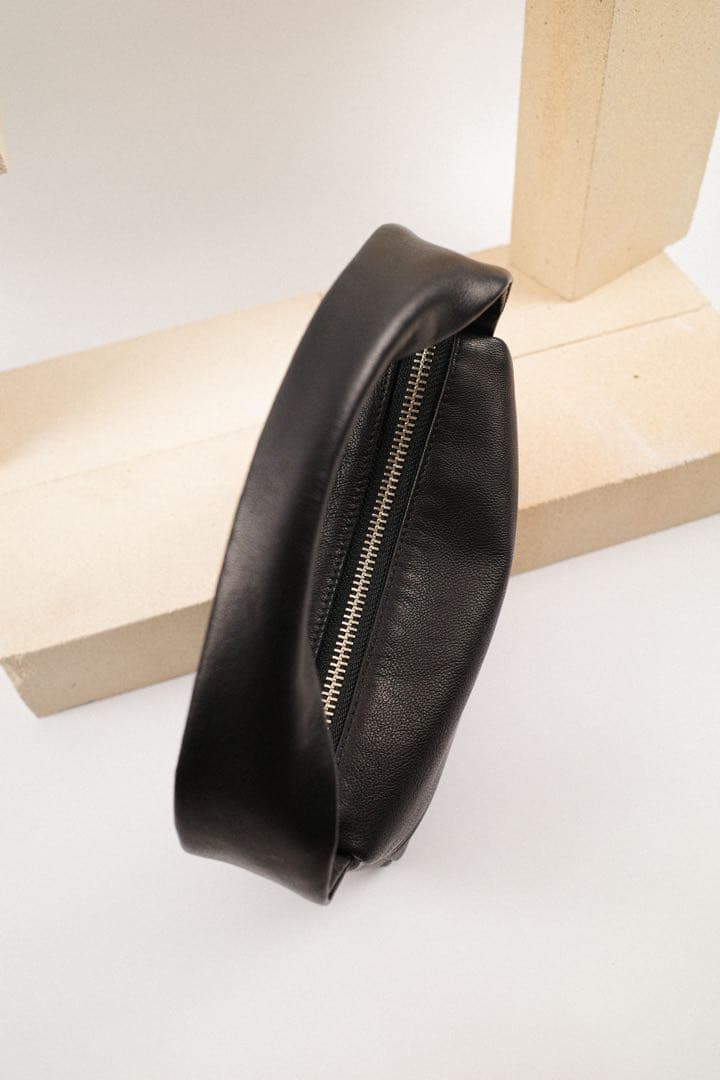 KEESE 黒 レザーショルダーバッグ ジップ Sサイズ ブラック ハンドバッグ