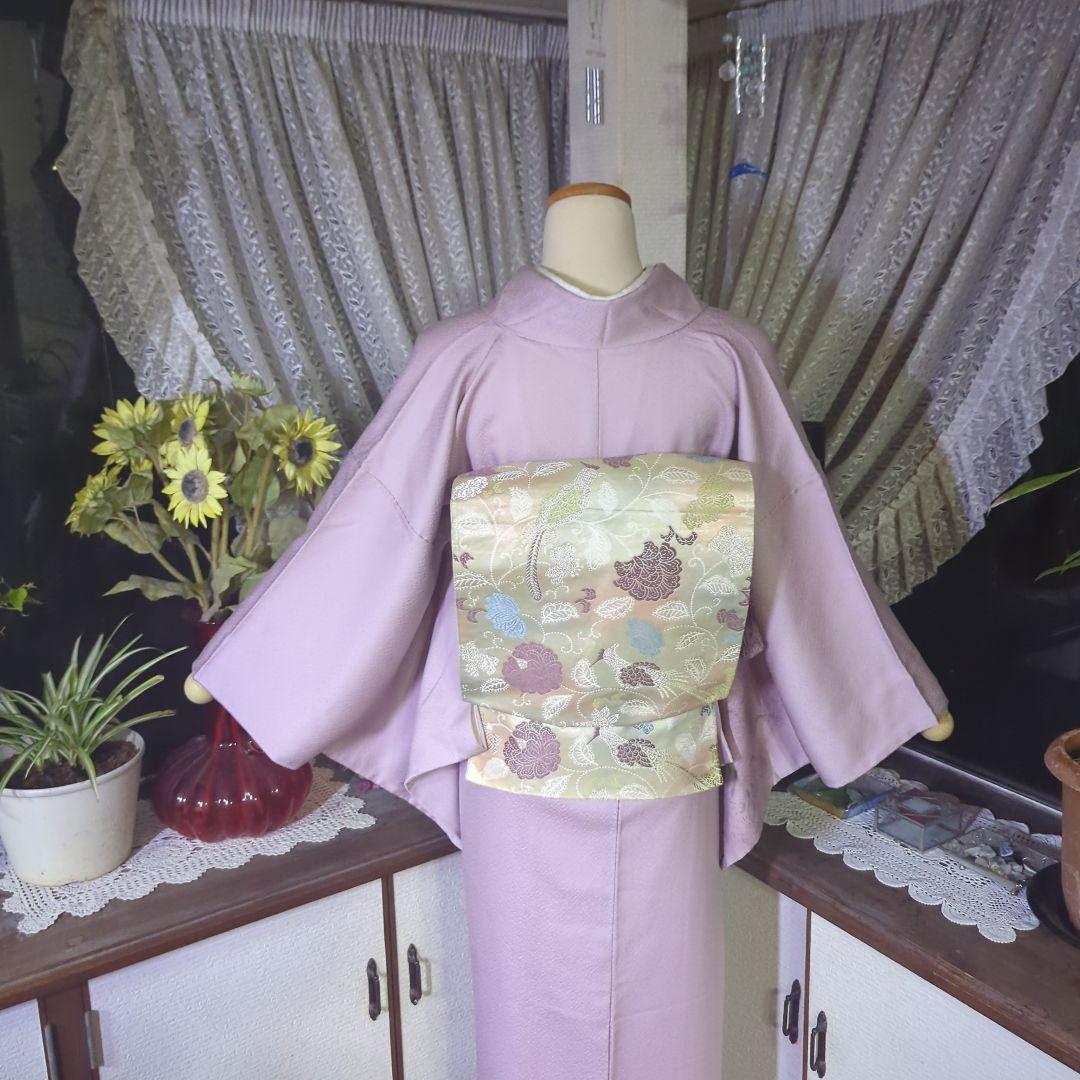 青みピンクの地に薄墨の里山風景模様が神秘的な正絹訪問着です