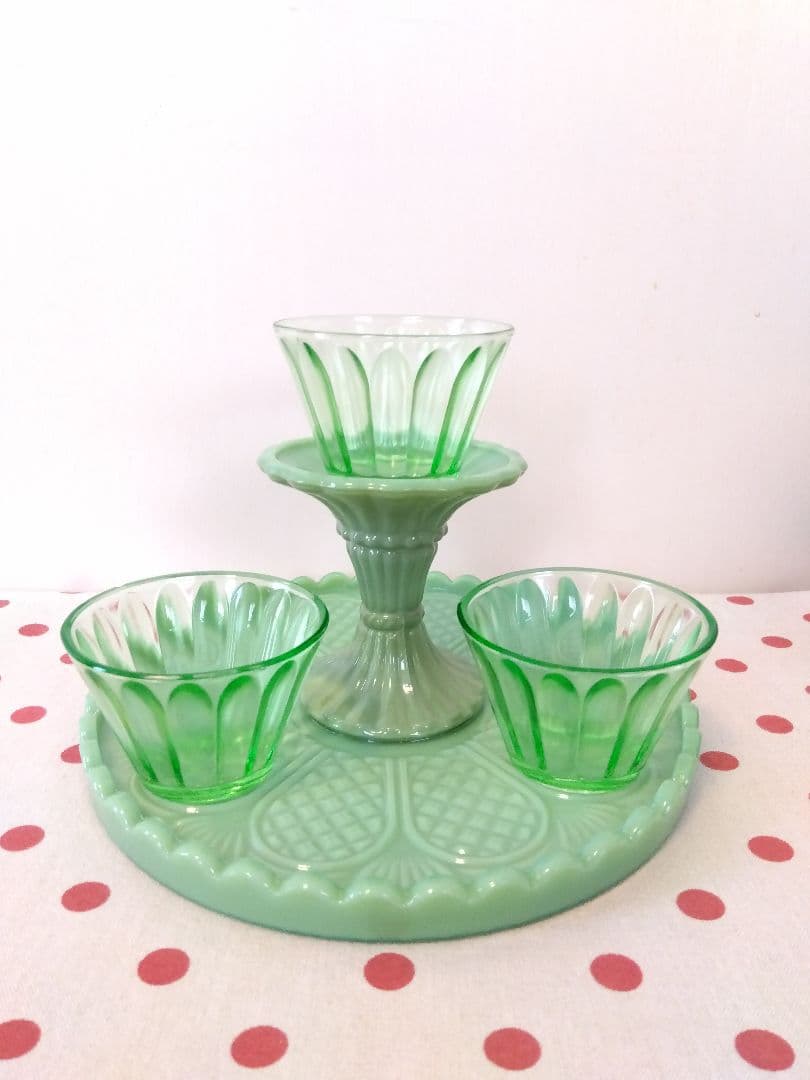 斜めなケーキスタンド　ディスプレイスタンド　グリーン　レトロ