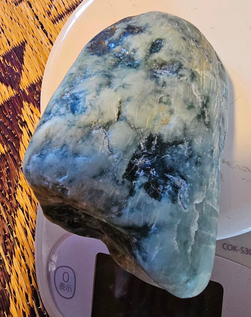 圧倒的パワー‼️青色❔緑❔糸魚川産 翡翠 原石