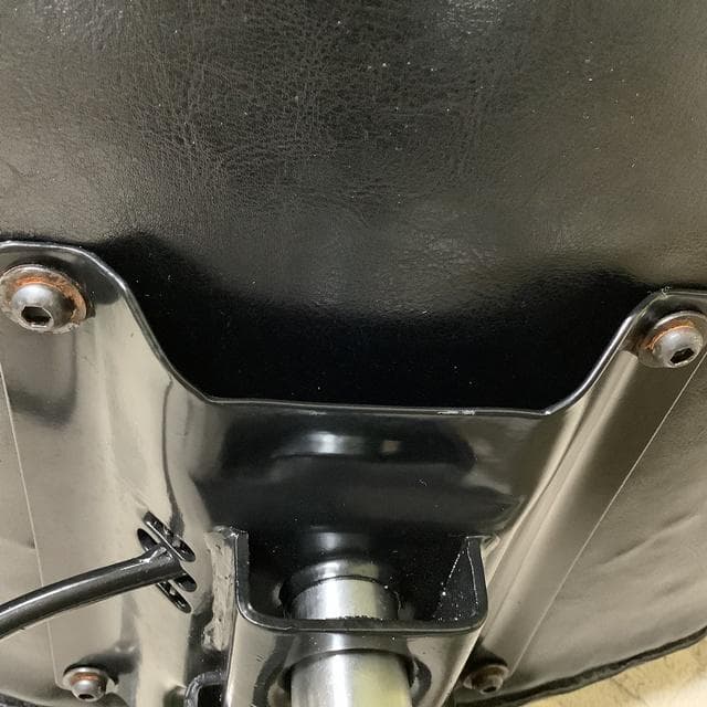 ボタン付きデザイン　インテリア　オフィス　デスクチェア 　黒　昇降