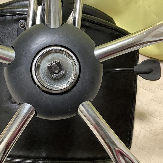 ボタン付きデザイン　インテリア　オフィス　デスクチェア 　黒　昇降