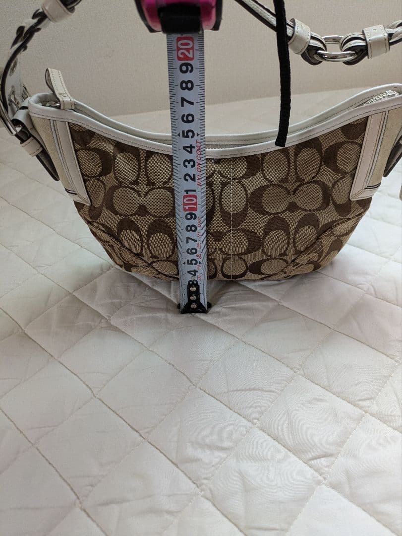 コーチcoach茶色シグネチャー模様キャンバス 半円形スモールホーボーバッグ