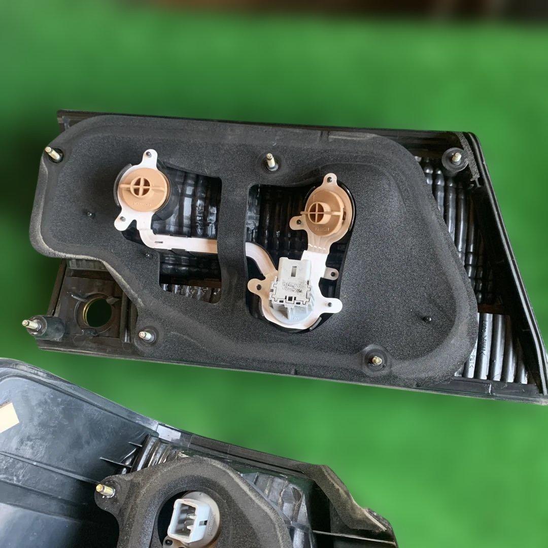 トヨタ　17クラウン　ロイヤルサルーン　純正テールライト左右セット　中古品