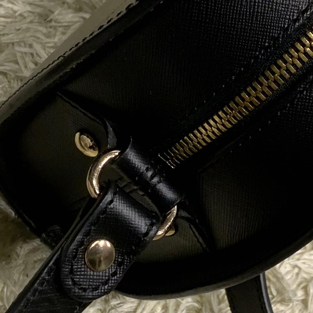 美品✨A.P.C. ショルダーバック　ハーフムーン　エンボス加工　ブラック