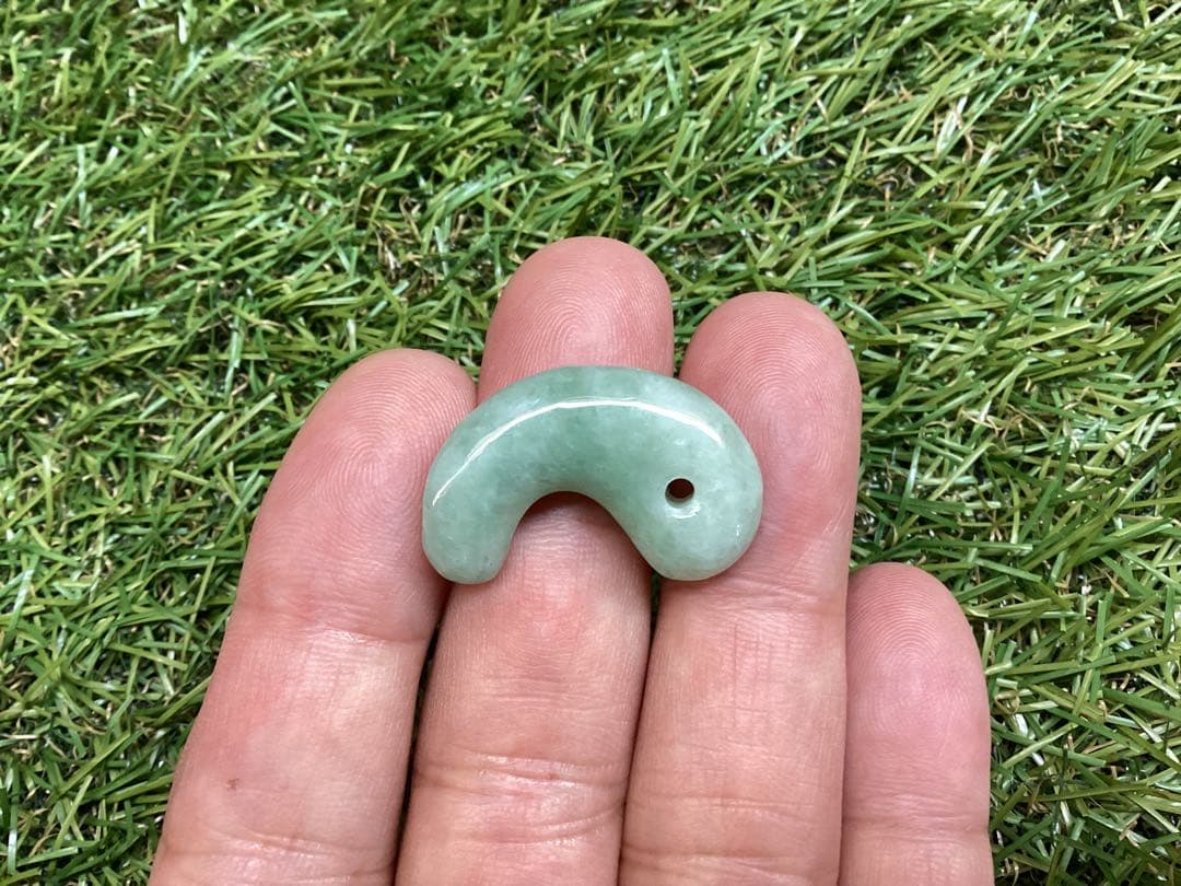 ✳摩訶不思議*開運導き　糸魚川翡翠勾玉*緑色‼️鑑別書付　特別製作の平塚古墳型‼️