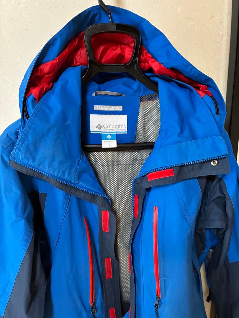 青いフード付きスキーウェア