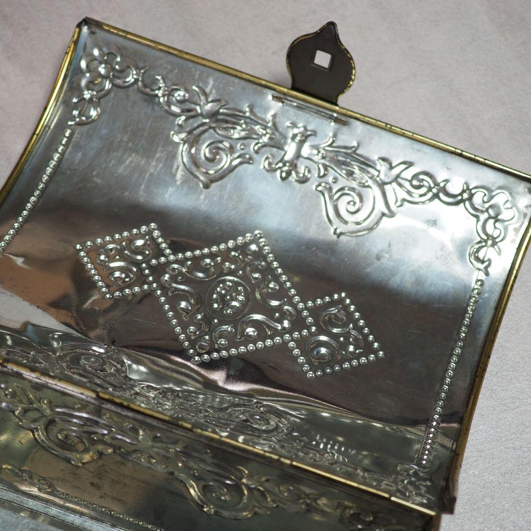 ヴィンテージ　ビスケット缶　宝箱　宝物ボックス　小物入れ　収納　ヴィンテージ