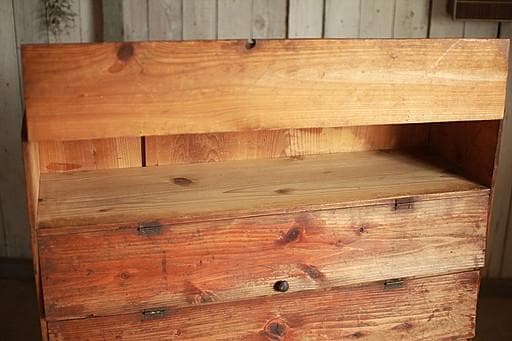 古く味のあるパタパタ扉の木製収納棚　収納棚　食器棚　カップボード　古家具　古道具