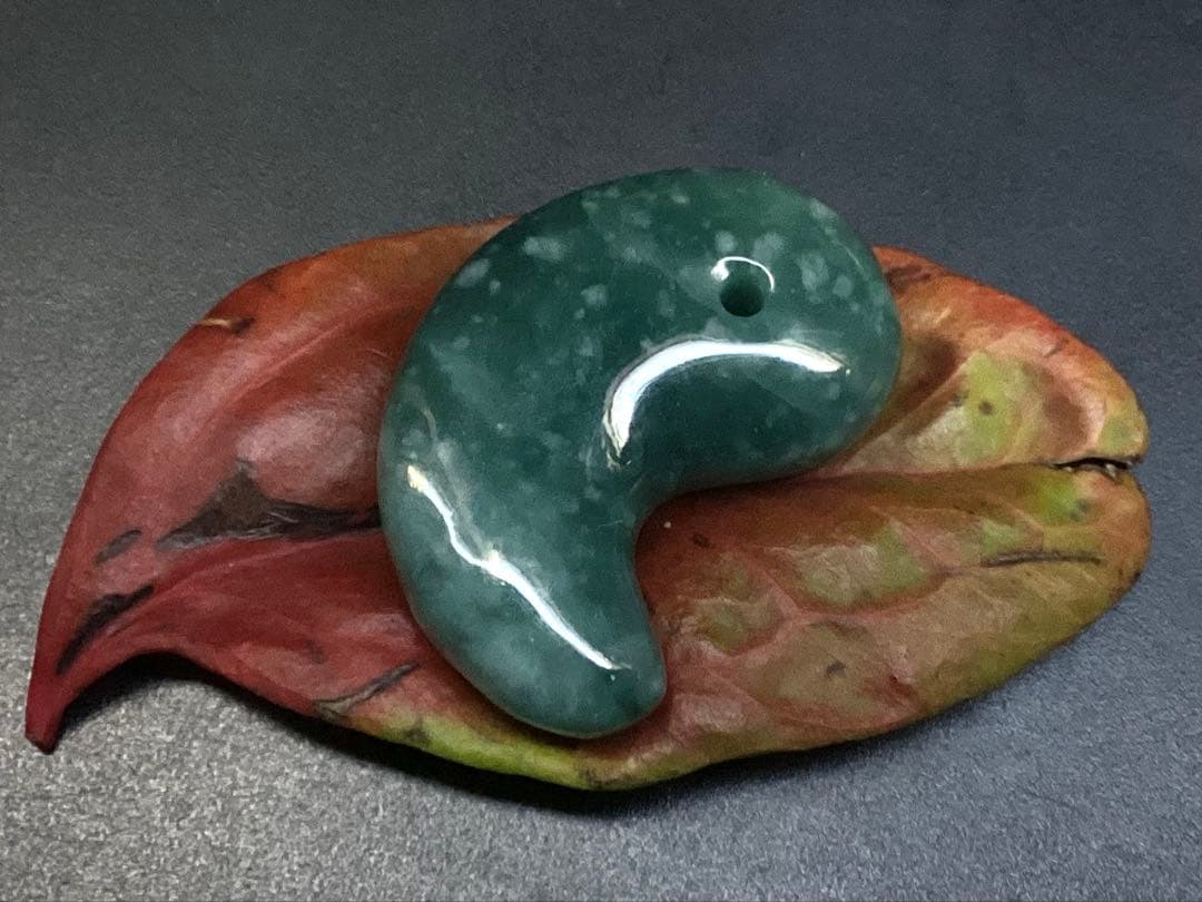 ✳premiumシリーズ幸運の糸魚川翡翠翡翠 美麗 勾玉　再結晶線入り御守りに‼️