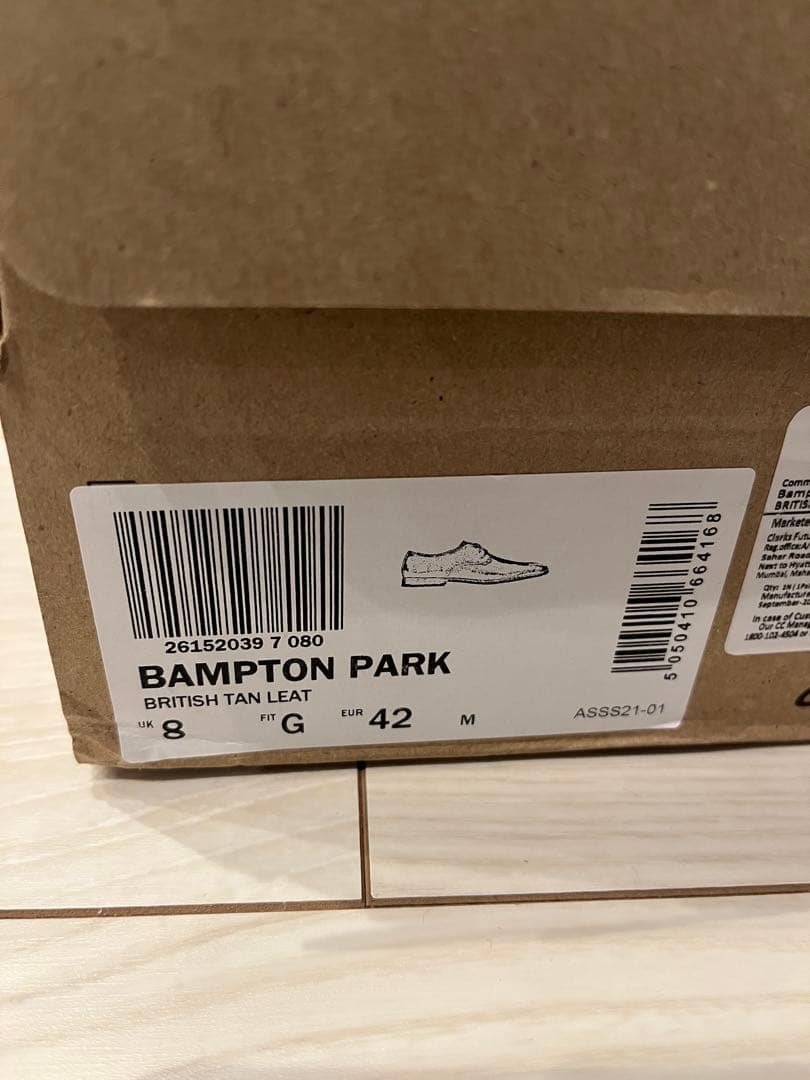 ザワちゃん　クラークス　レザーシューズ　茶　clarks