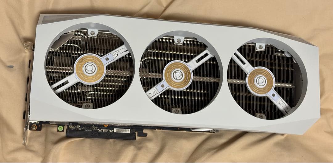 XFX Mercury AMD Radeon RX9070XT ホワイト