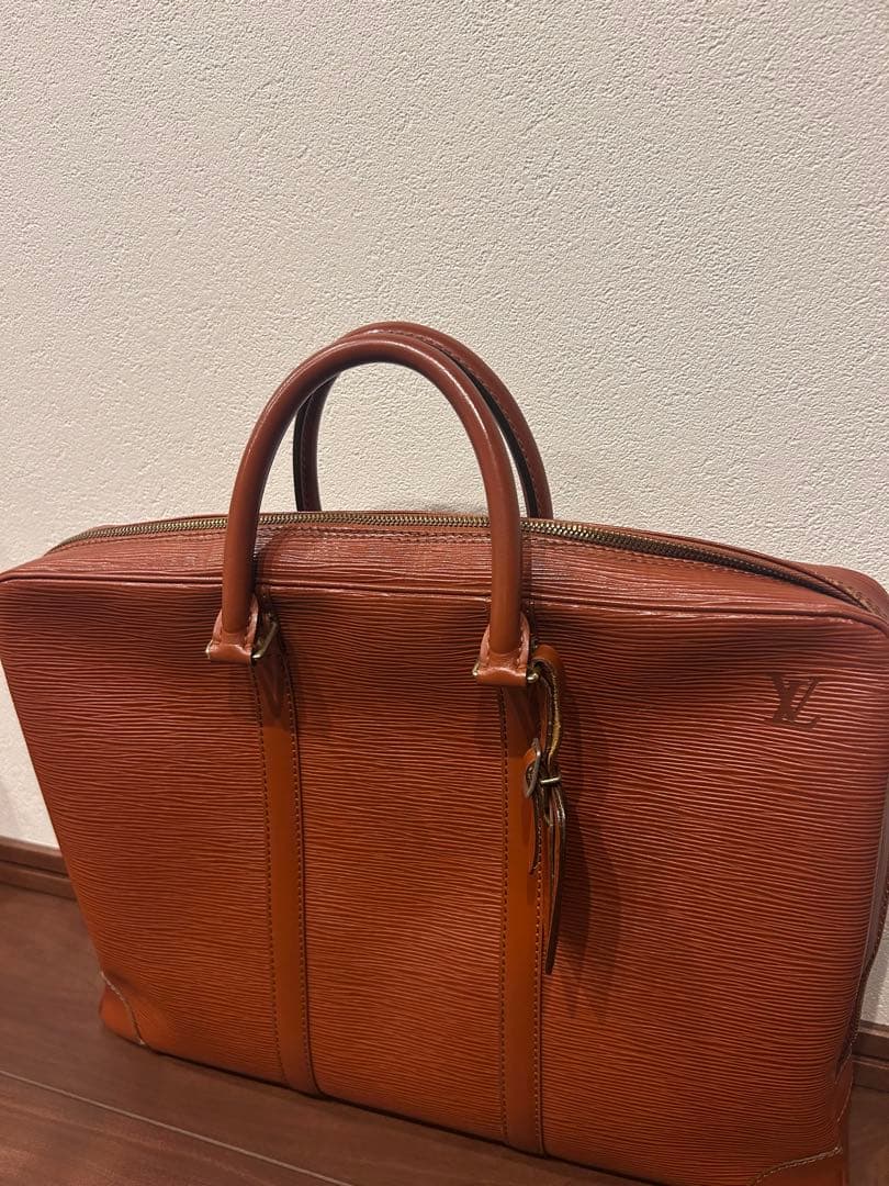 ルイ ヴィトン エピ ポルトドキュマン ヴォワヤージュ