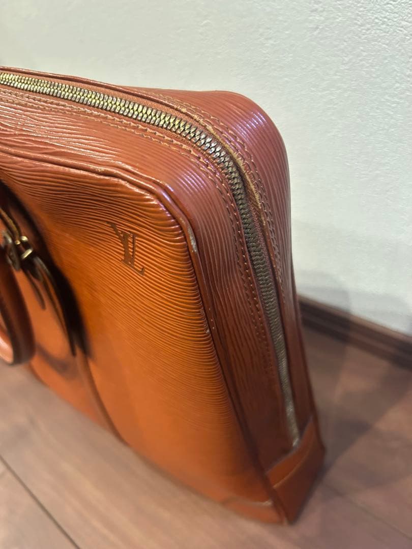 ルイ ヴィトン エピ ポルトドキュマン ヴォワヤージュ