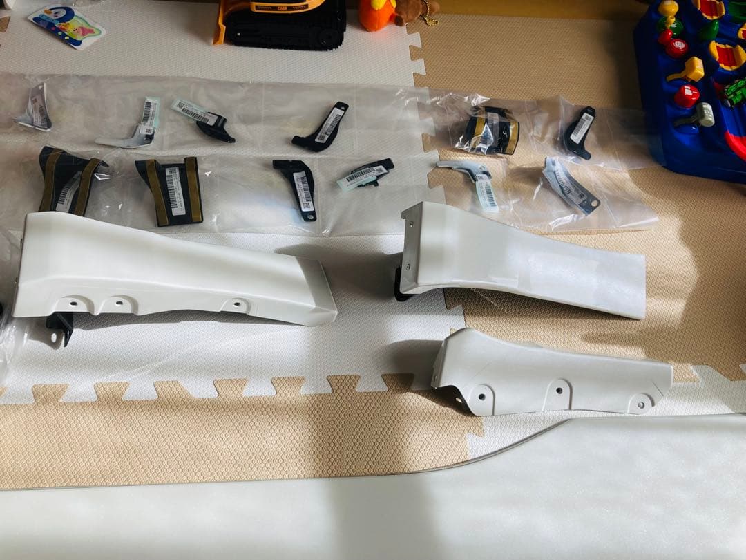 30系後期アルファードのモデリスタサイドスカート(右側後のパーツはなし)