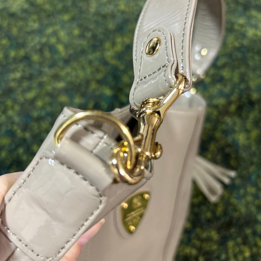 美品 ATAO光沢ショルダーバッグ タッセル付き グレージュ