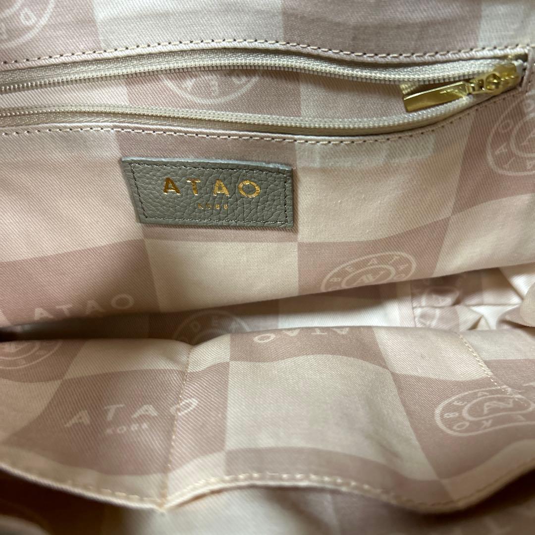 美品 ATAO光沢ショルダーバッグ タッセル付き グレージュ