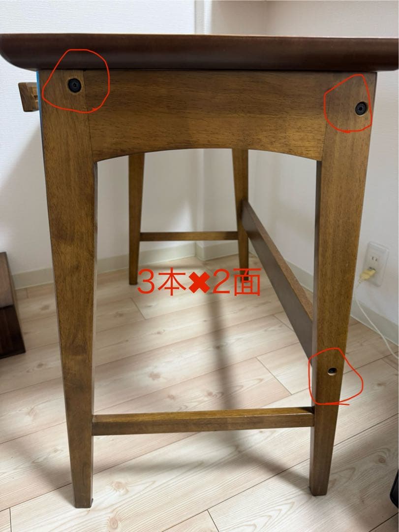 北欧風　シンプルな木製デスク