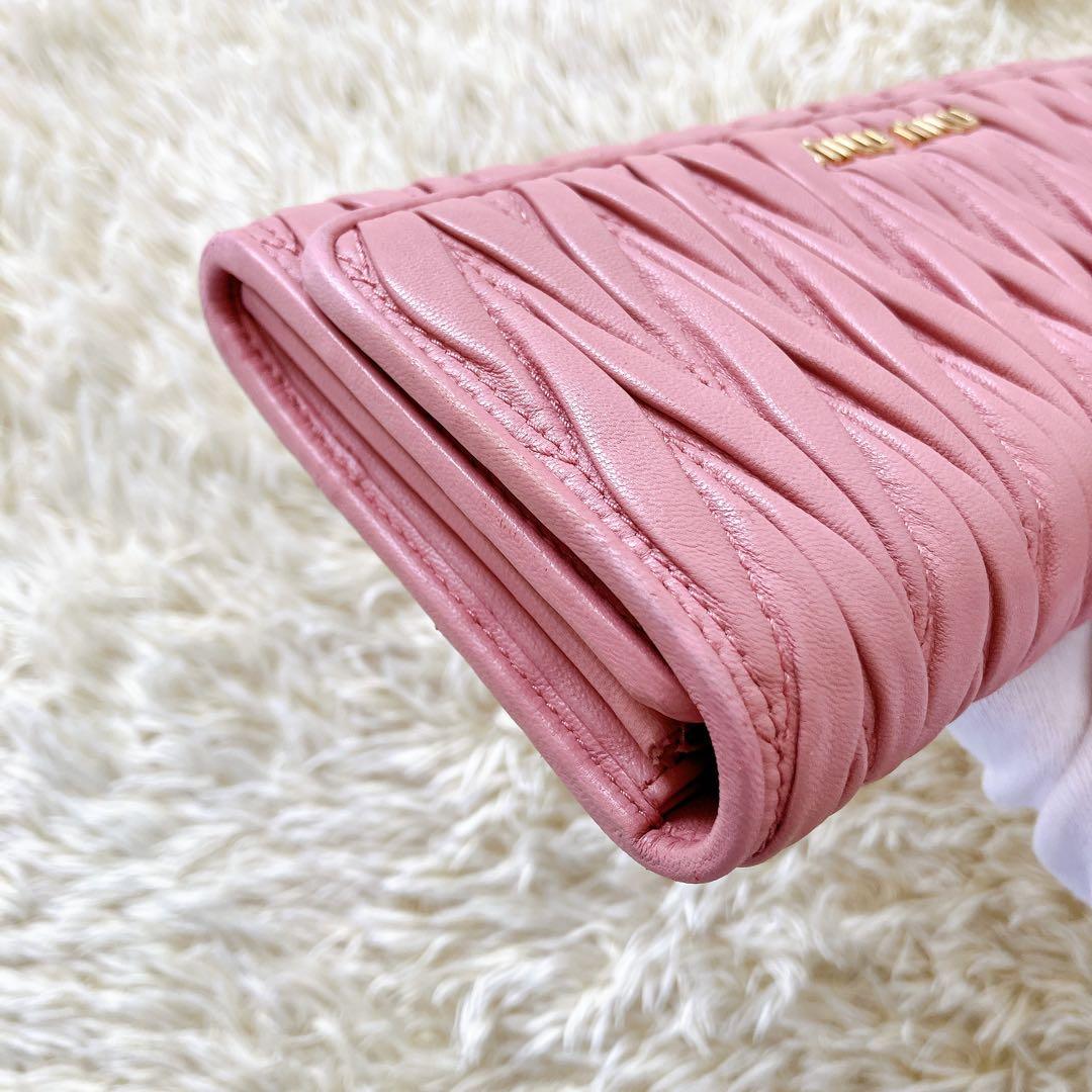 良品✨ミュウミュウ 長財布 マテラッセ マトラッセ 金ロゴ ピンク系 フラップ