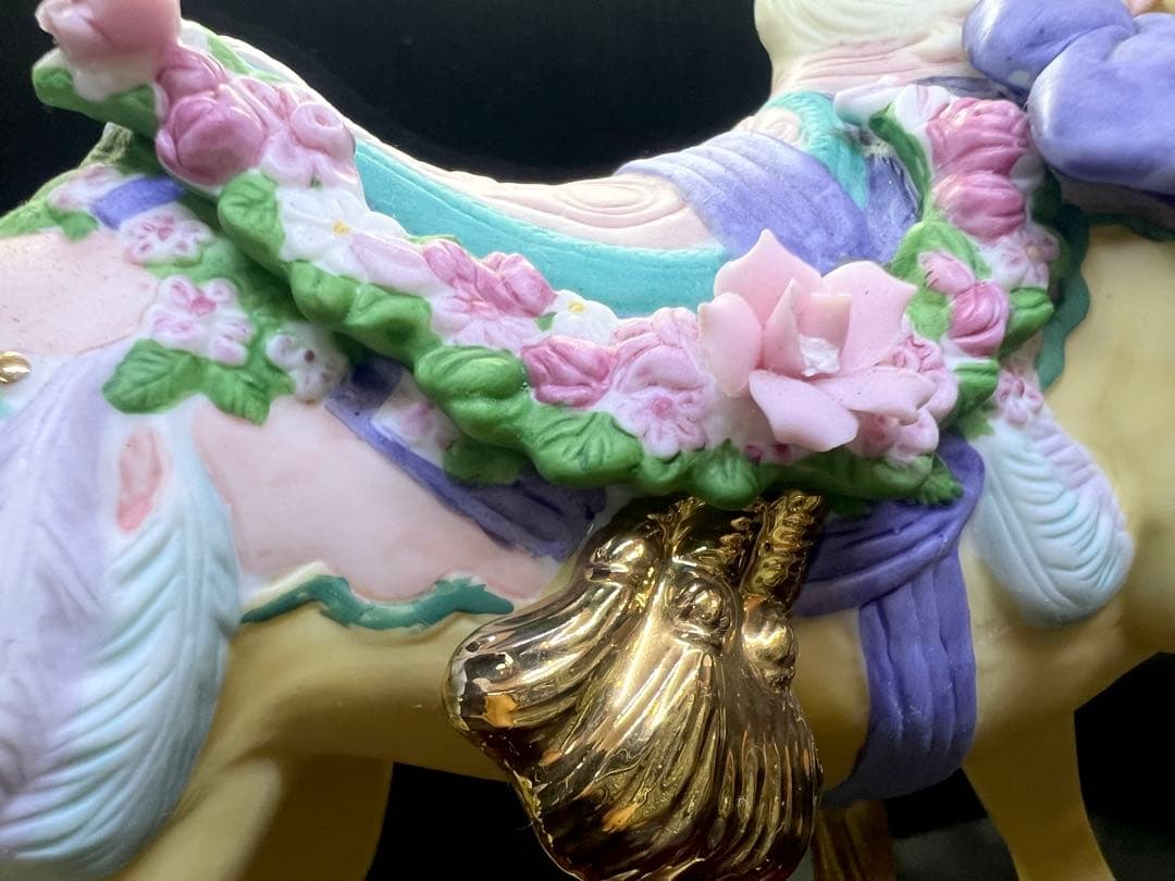 陶器製 馬の置物 花の装飾付き