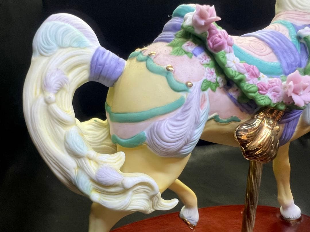 陶器製 馬の置物 花の装飾付き