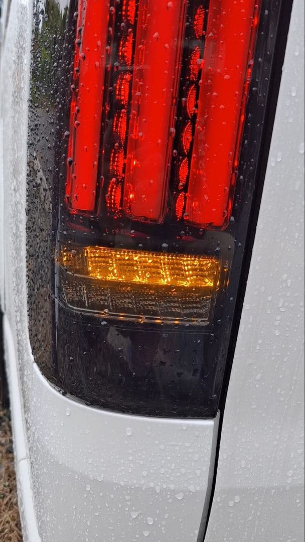 ハイエース スモークテールランプ シーケンシャルタイプ