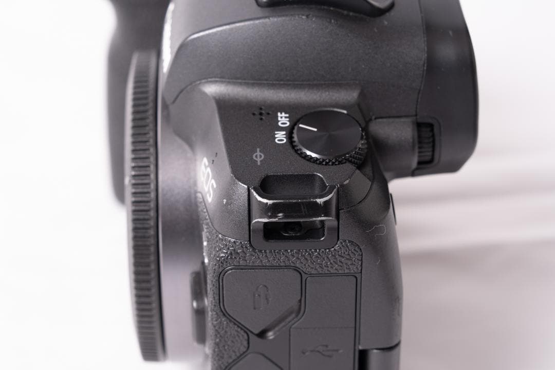 Canon EOS R ミラーレスカメラ　ボディ