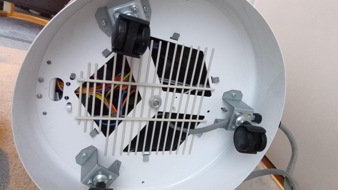 談話室　遠赤外線パネルヒーター