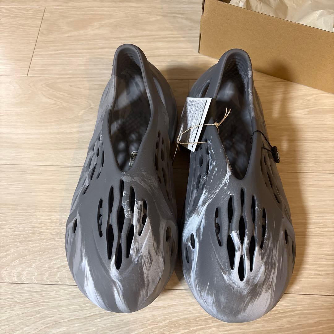 新品未使用　アディダス YEEZY FORMRUNNER 27.5