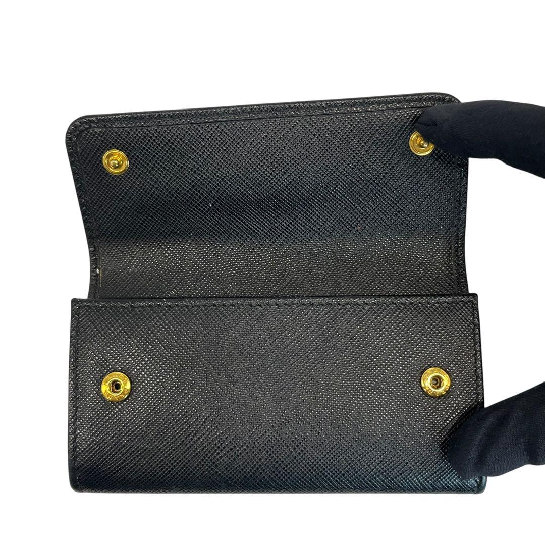 極美✨プラダ ケース ミニ財布 サフィアーノレザー ロゴ金具 ブラック