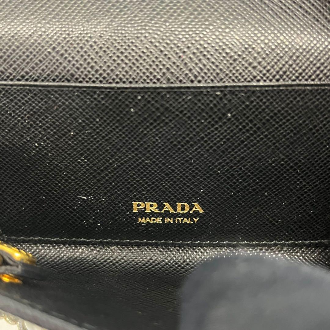 極美✨プラダ ケース ミニ財布 サフィアーノレザー ロゴ金具 ブラック