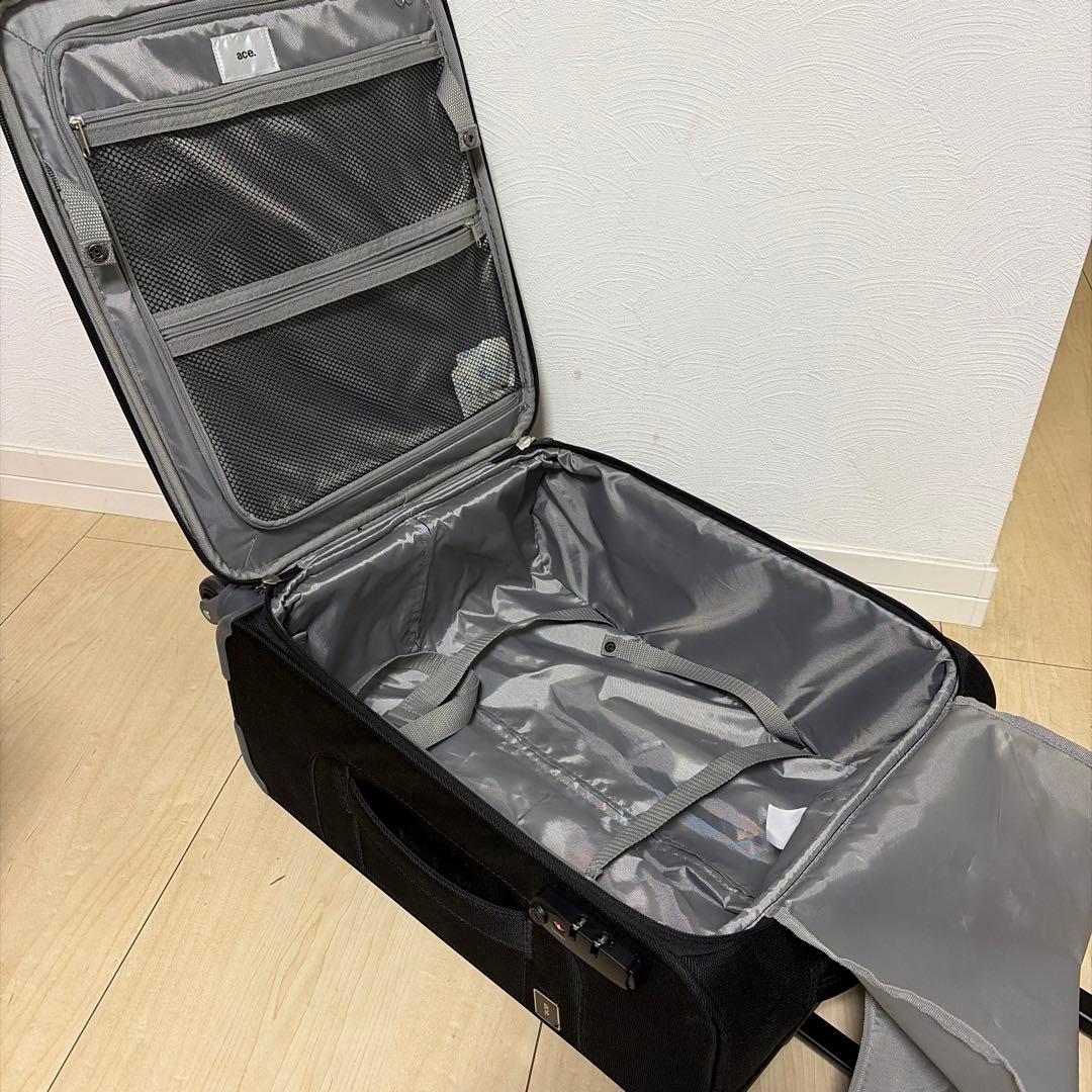 黒の中型スーツケース 4輪