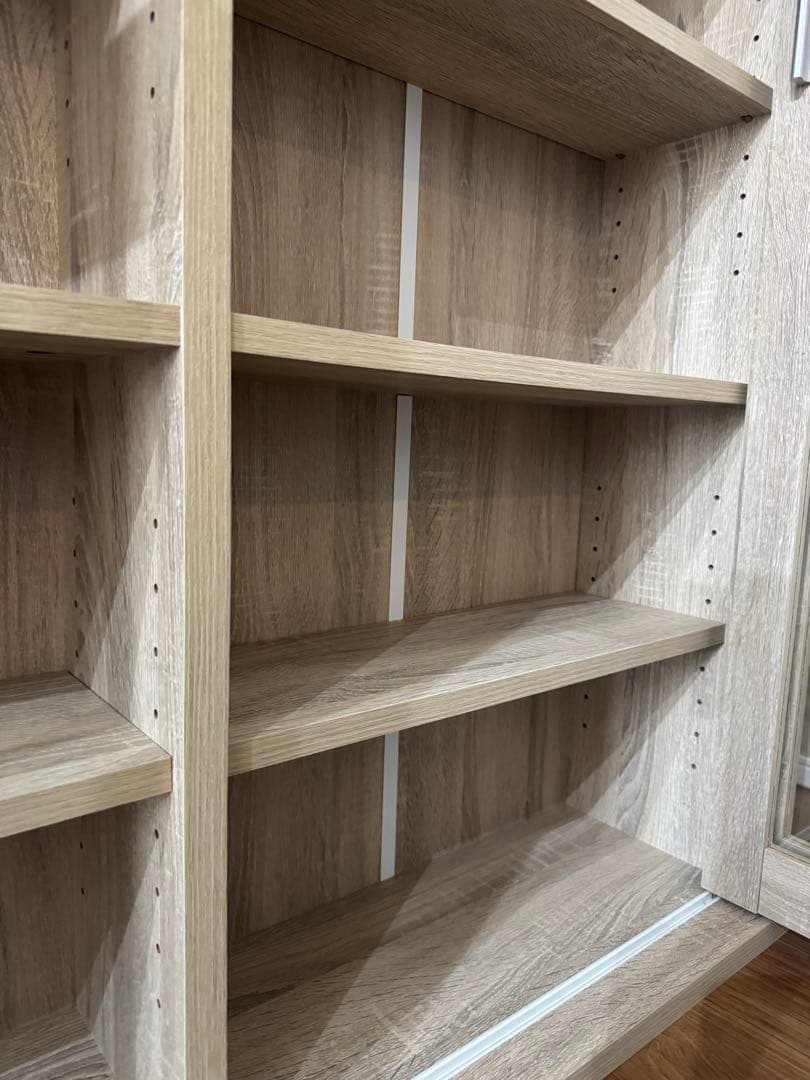 北欧ナチュラルなガラス扉キャビネット✨スリムでお洒落、新品売り切れ中の人気商品！