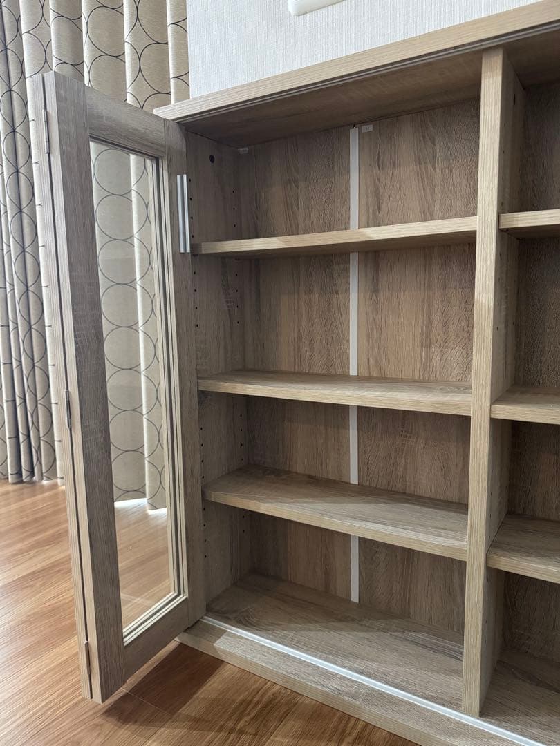 北欧ナチュラルなガラス扉キャビネット✨スリムでお洒落、新品売り切れ中の人気商品！