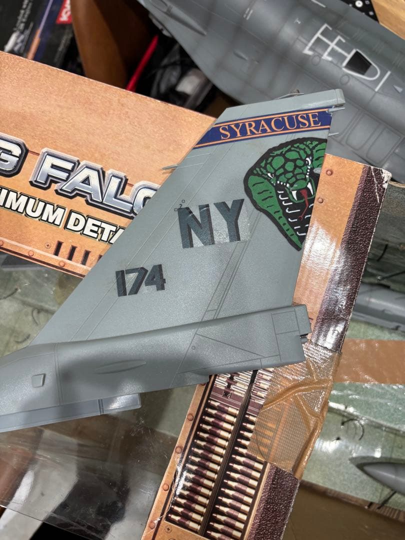 エリートフォース 1/18 F-16パイロット、ラダー付き　やっち