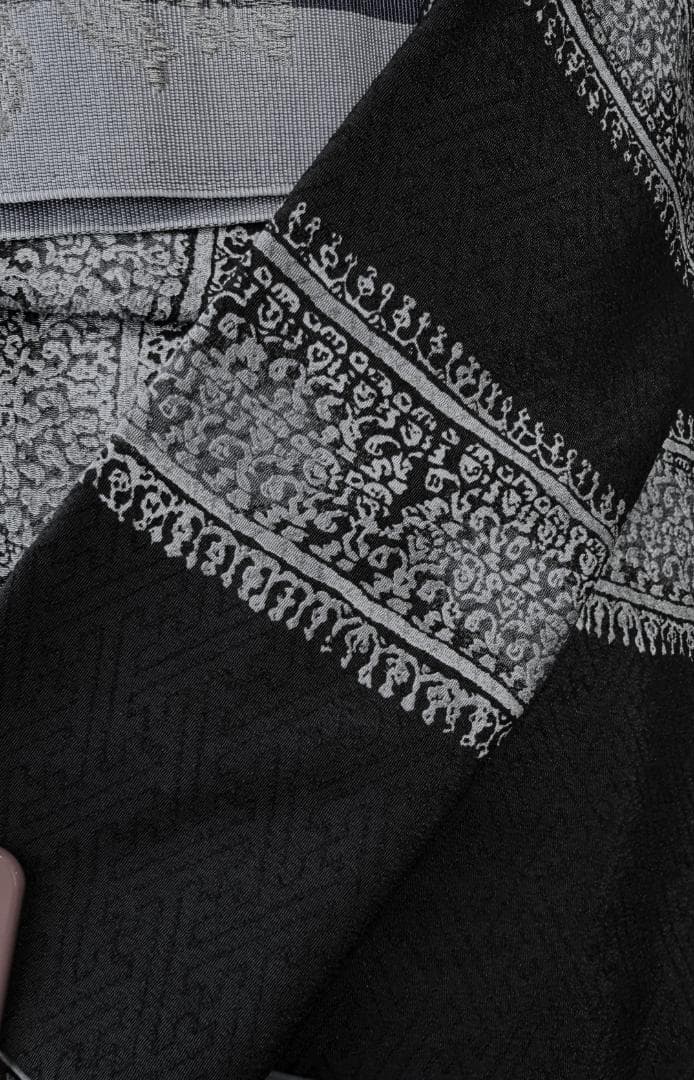 着物９　東レ　こむさでもーど　よろけ縞アラベスク調袷着物　黒　身丈１６７裄丈６７