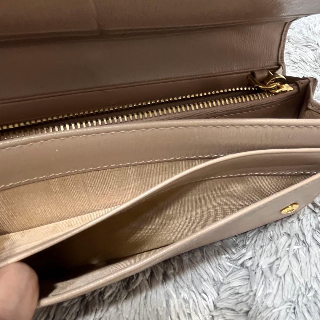 美品✨PRADA 長財布　バイカラー　メタルロゴ　カードケース　ヌードベージュ