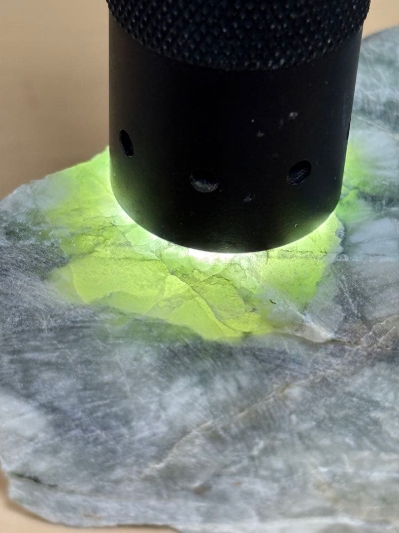 新潟県糸魚川市姫川産巨石天然糸魚川翡翠原石1233g 4面カット磨き無し 国石