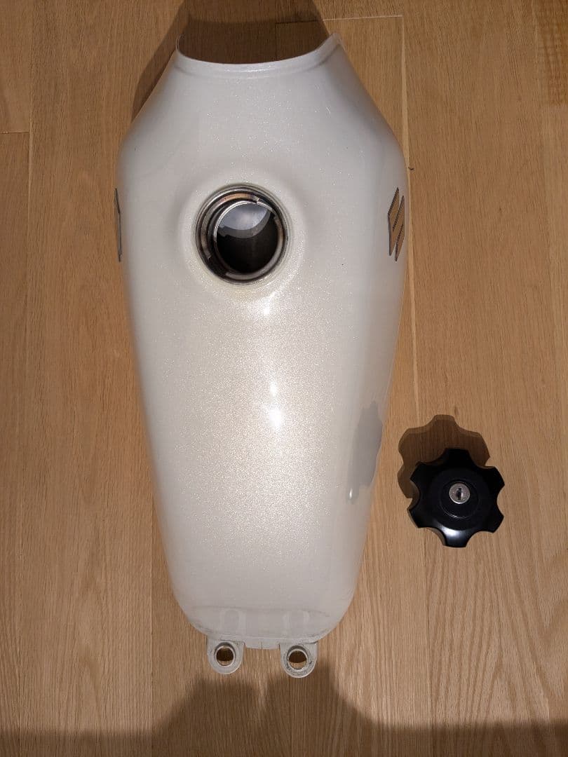 スズキ グラストラッカー250タンク ホワイト キャップ付き