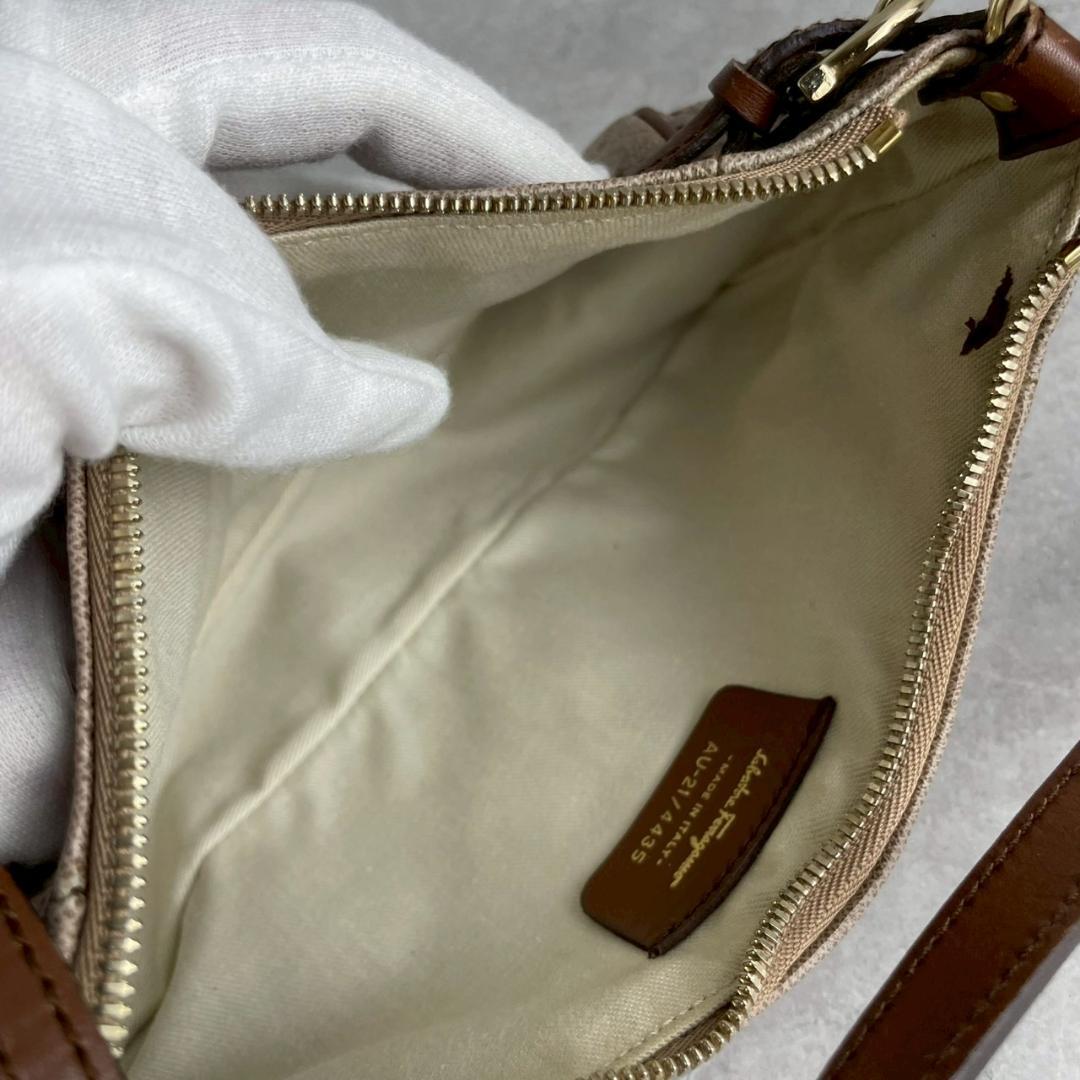 美品✨フェラガモ ワンショルダーバッグ アクセサリーポーチ ガンチーニ 肩掛け