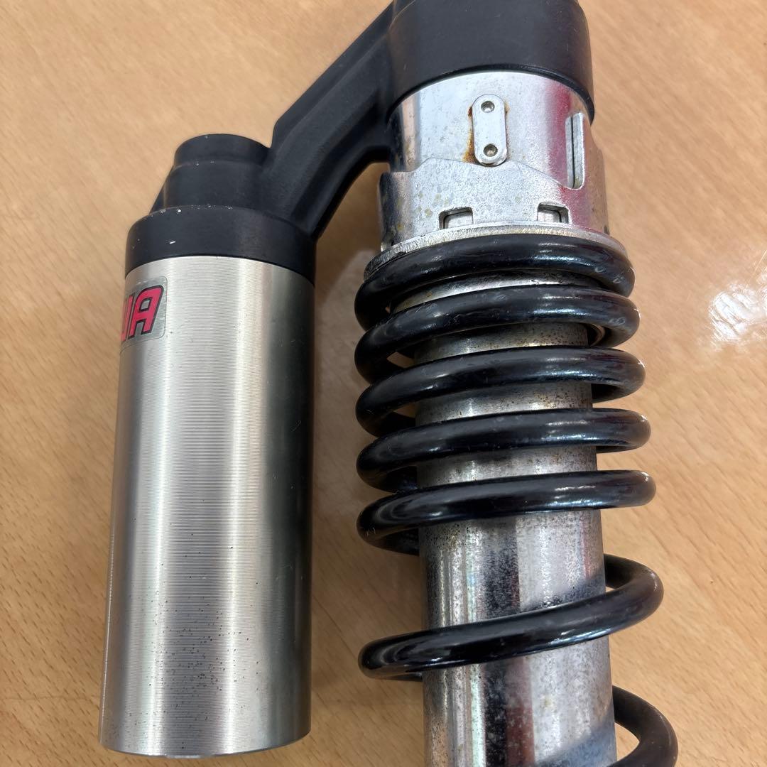 SHOWA リアサスペンション リアショック