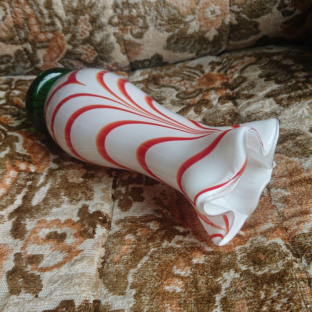 流線型ガラス花瓶 白と赤のマーブルカラーポップ