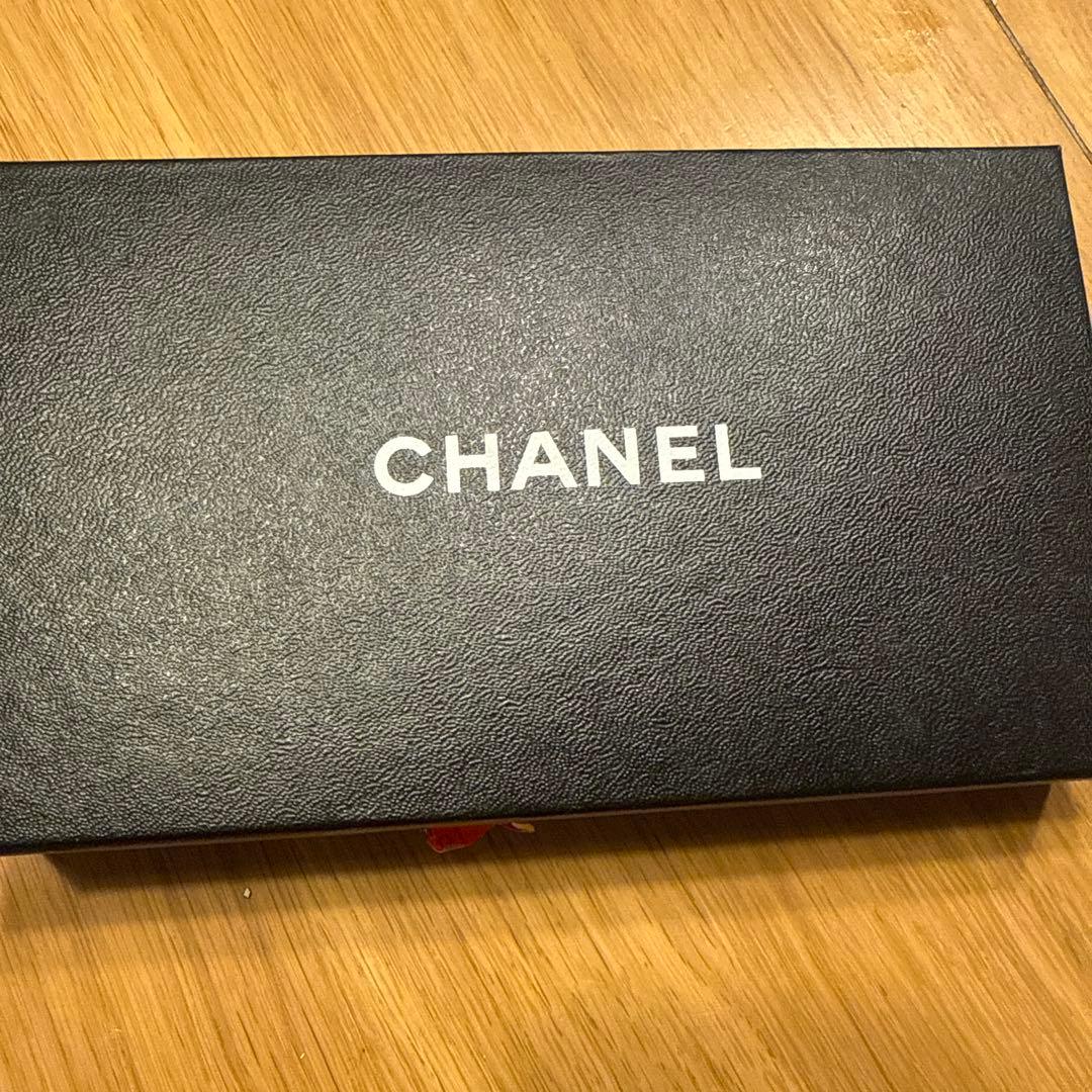 C*乃様 CHANEL シルバー エンボス加工長財布