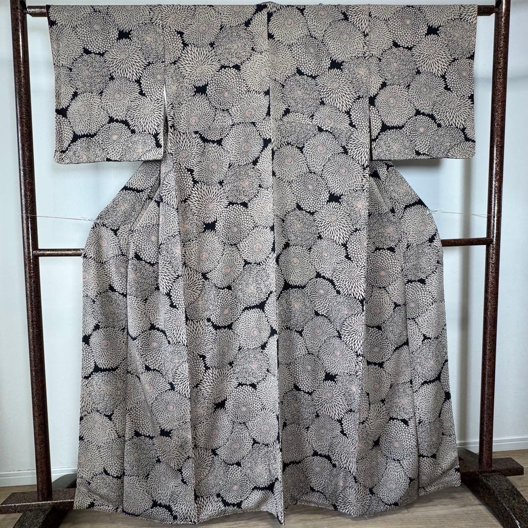 しつけ付き　正絹　小紋　和装　現代　着物　袷　165裄67 黒　縮緬　菊　トール