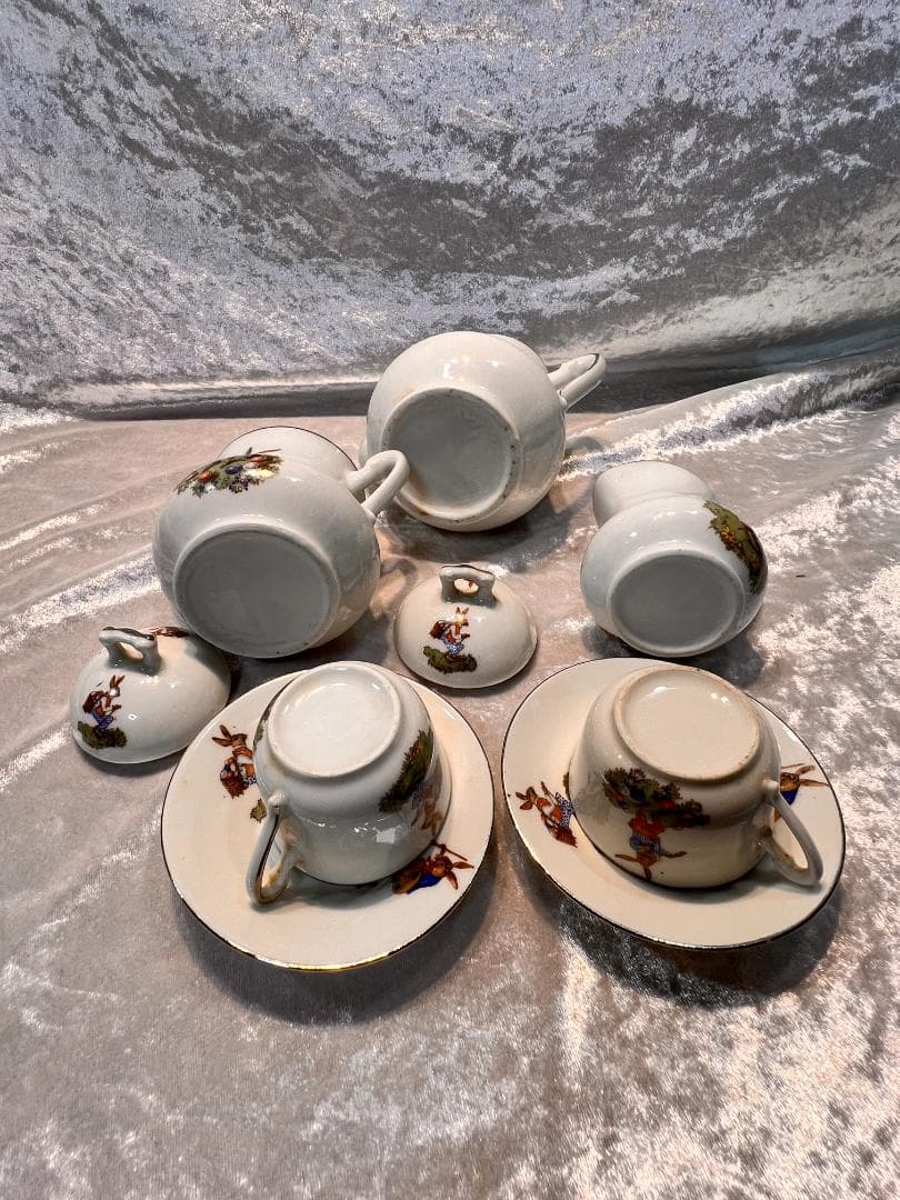 ポット　ミルク　シュガー　カップ＆ソーサー２個のセット 金彩　手描き