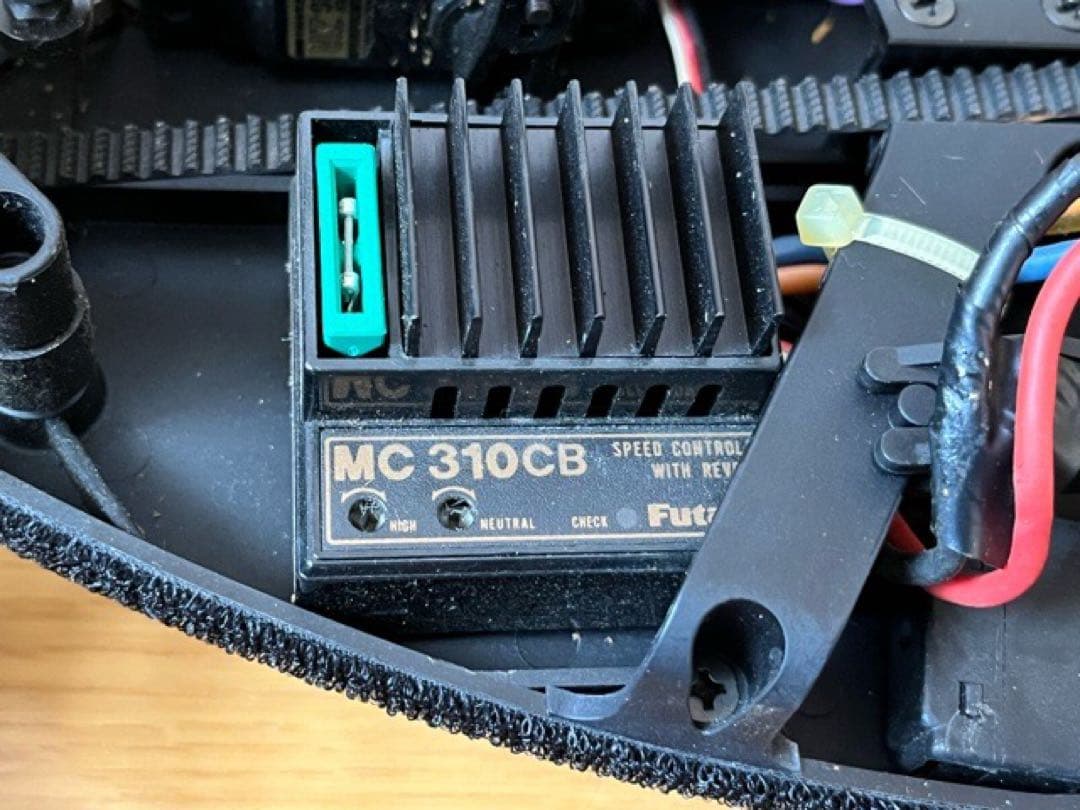 HPI RS4 AWDモンスタートラック メカ搭載済み