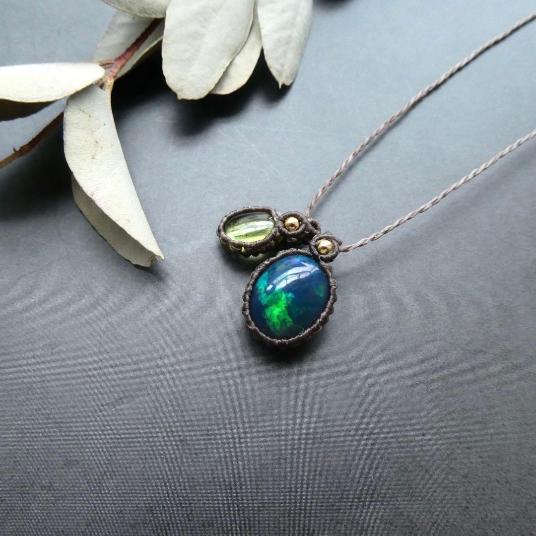 ブラックオパールとペリドットのマクラメネックレス