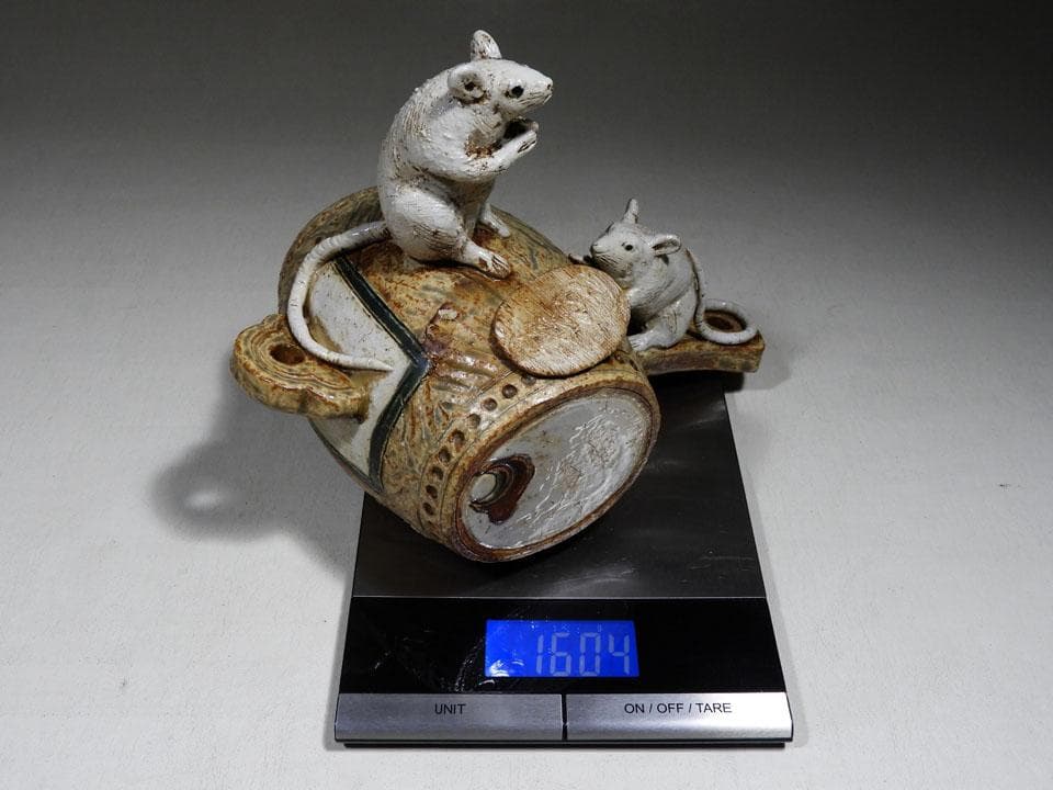 ●瀬戸焼名工 加藤進 (号 信人) 子 小槌に鼠と小判 正月にも 共布 共箱