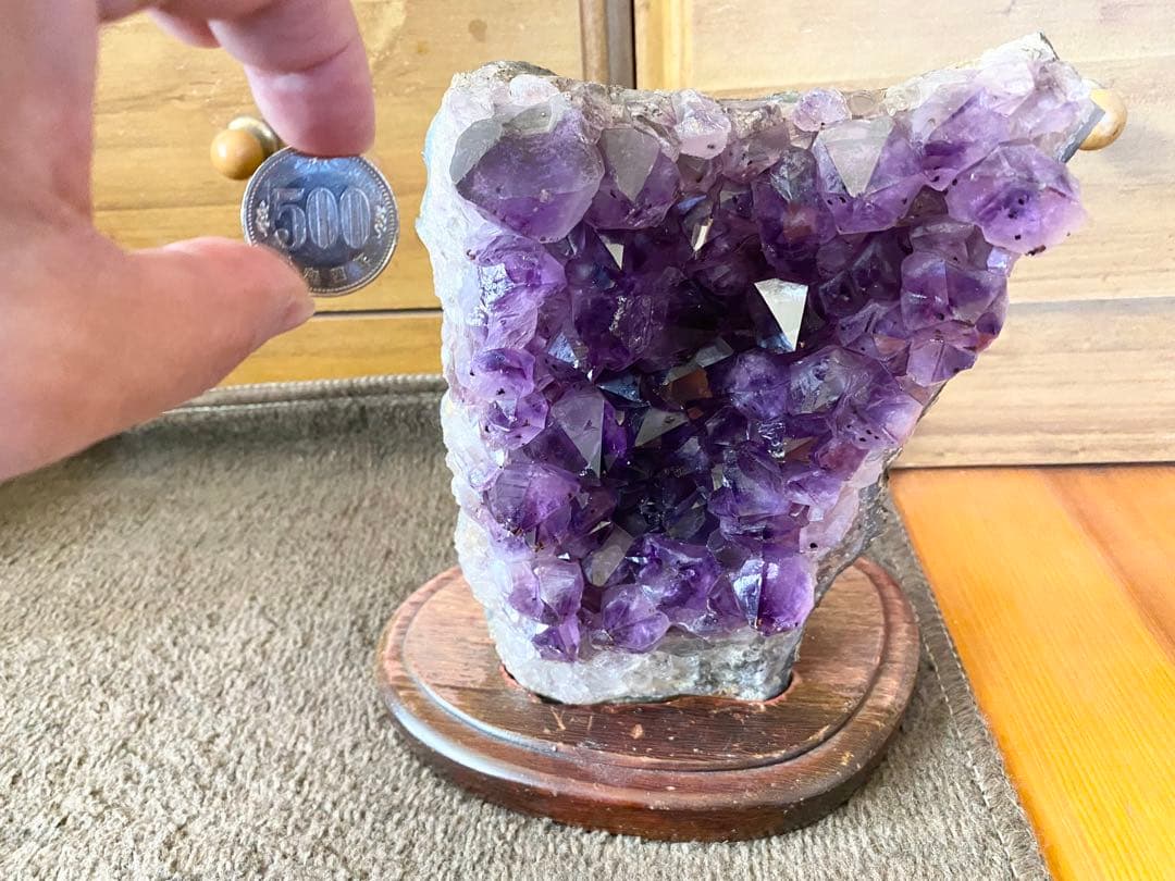 アメジスト クラスター 約2.3キログラム 木製台座付き